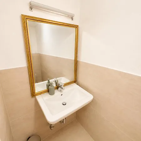 Flats Historic 3 4 Bett Apartment, 2 Schlafzimmer, Smarttv, Kuechenzeile 아파트 *